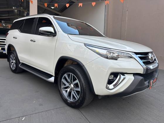 TOYOTA HILUX SW4 2.8 SRX 4X4 7 LUGARES 16V TURBO INTERCOOLER DIESEL 4P AUTOMÁTICO TOYOTA HILUX SW4 2.8 SRX 4X4 7 LUGARES 16V TURBO INTERCOOLER DIESEL 4P AUTOMÁTICO